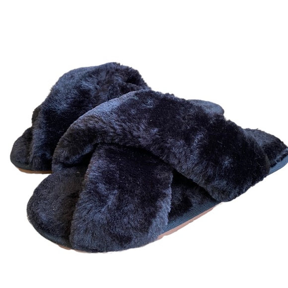 Black Faux Fur Cross Front Slippers Rubber Bottom Size 8 - Picture 1 of 3